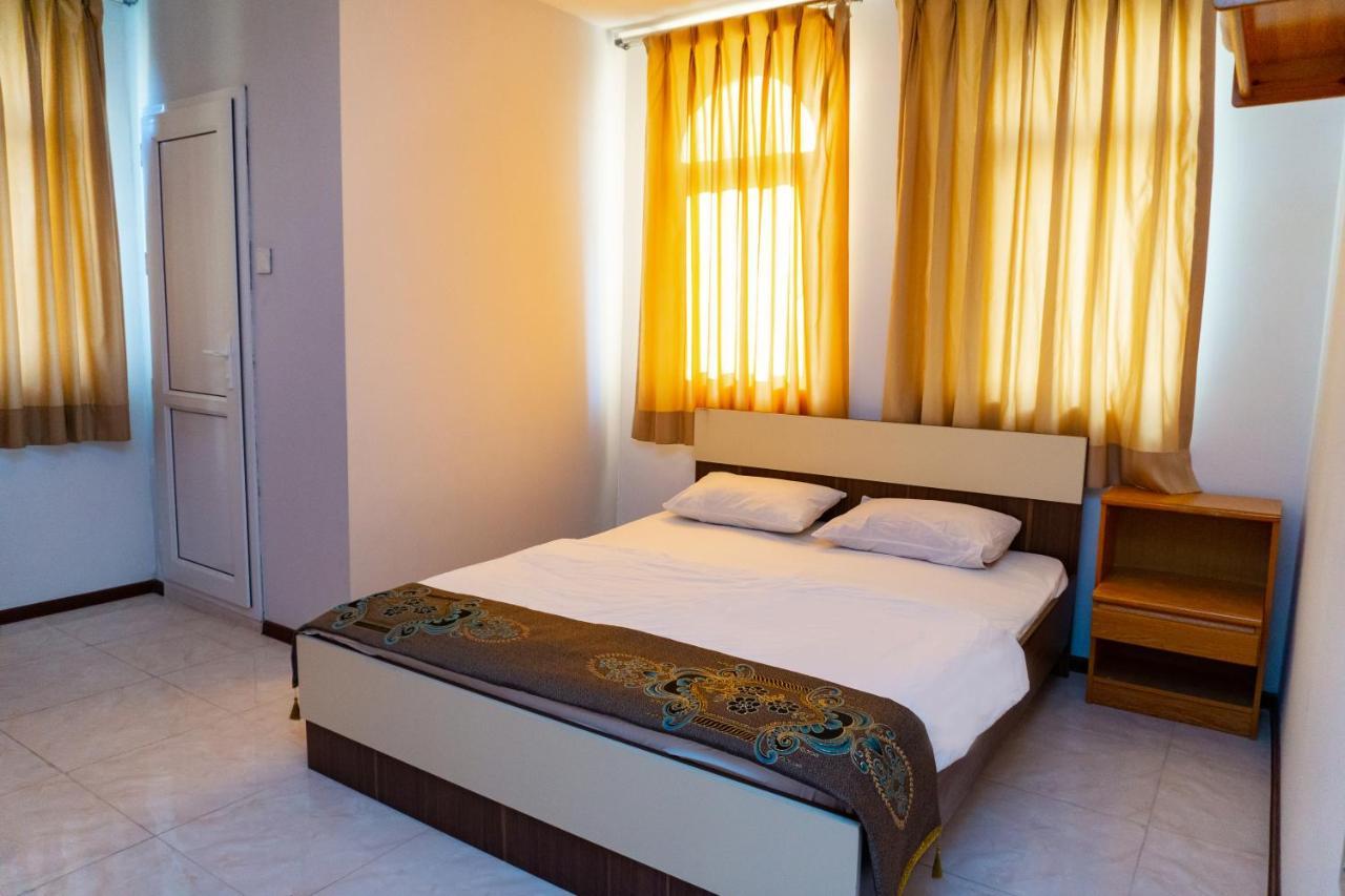 White Horse Hotel Baky Esterno foto