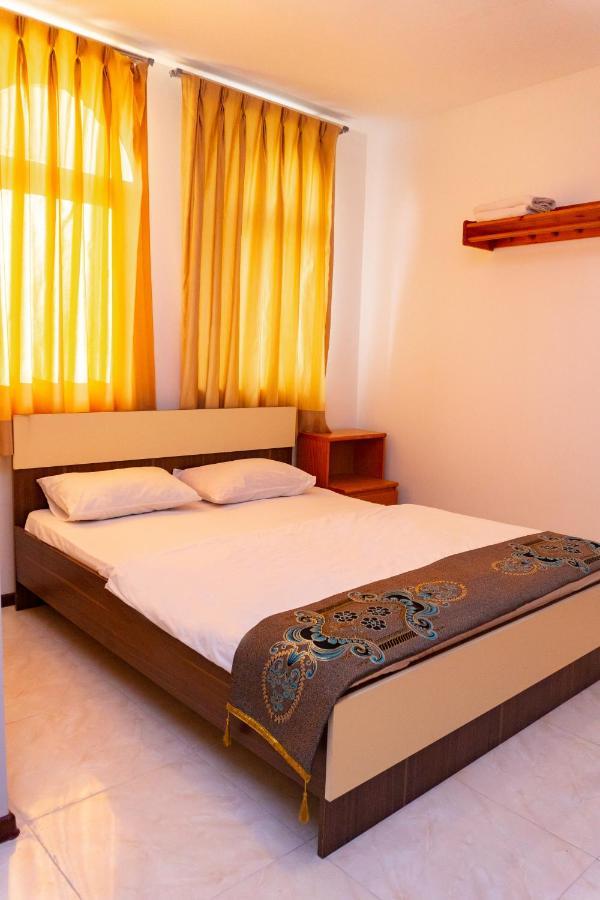 White Horse Hotel Baky Esterno foto